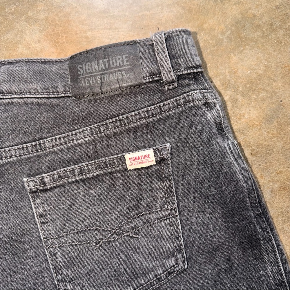 Levi’s - Women’s Black Denim Shorts High Rise Rolled Hem - Size 28 - Picture 4 of 9